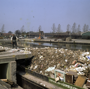 859502 Gezicht op de Veemarkthaven te Utrecht, met op de voorgrond een schuit van de Gemeentelijke Reinigingsdienst.